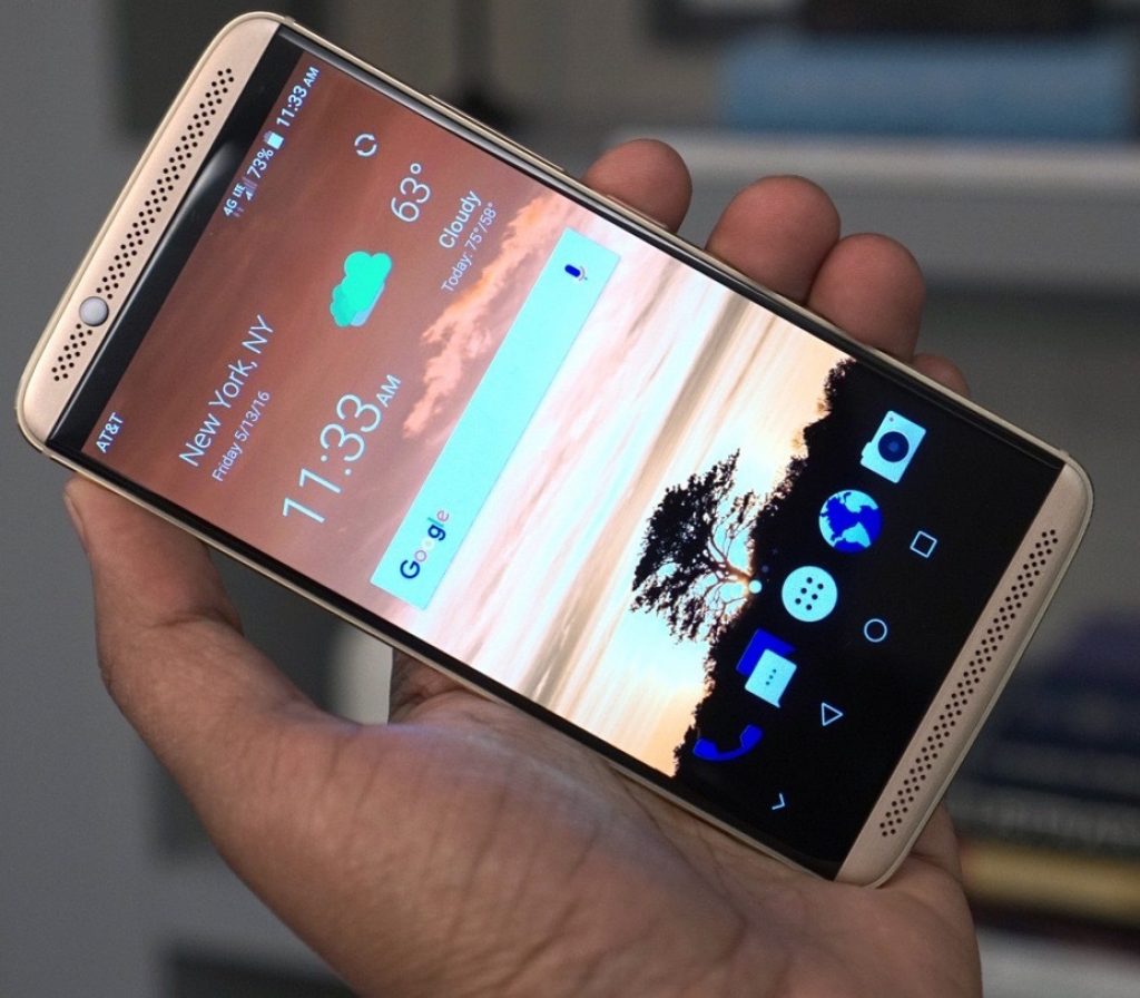 Молодежный ZTE Axon 7