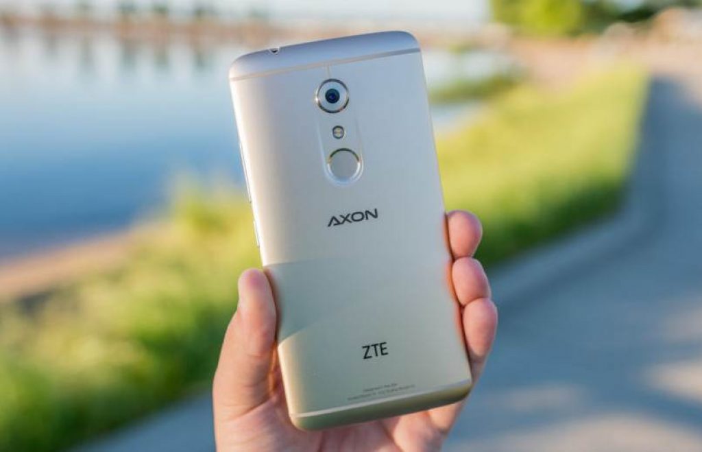 ZTE Axon 7 вид сзади
