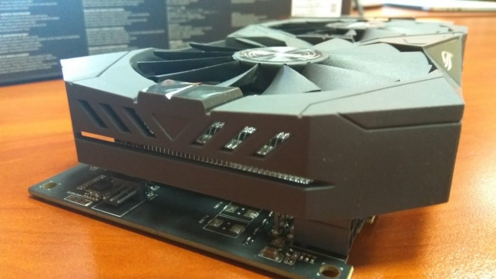 Видеокарта занимает 2 слота PCI-E