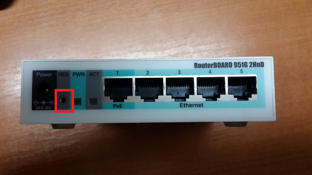 Расположение кнопки «Reset» на устройстве MikroTik