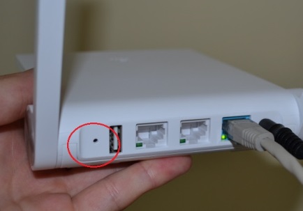 Расположение кнопки «Reset» у роутеров Xiaomi