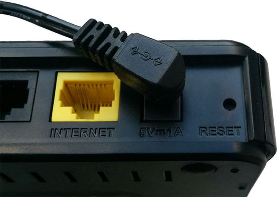 Расположение кнопки «Reset» на модели D-LINK DIR300