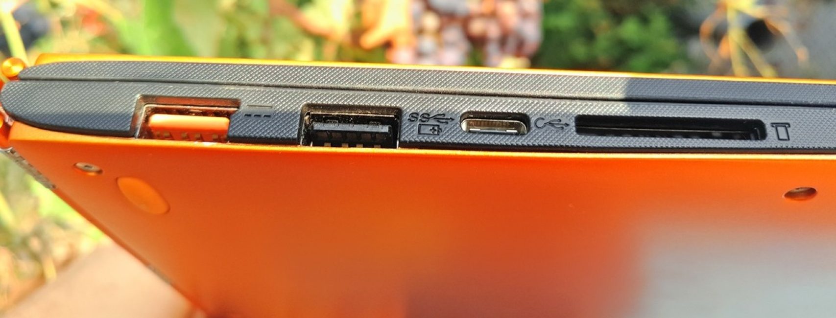 Гнездо питания, USB Type A, USB Type C и кардридер