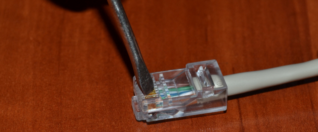 Соединение коннектора с кабелем интернета